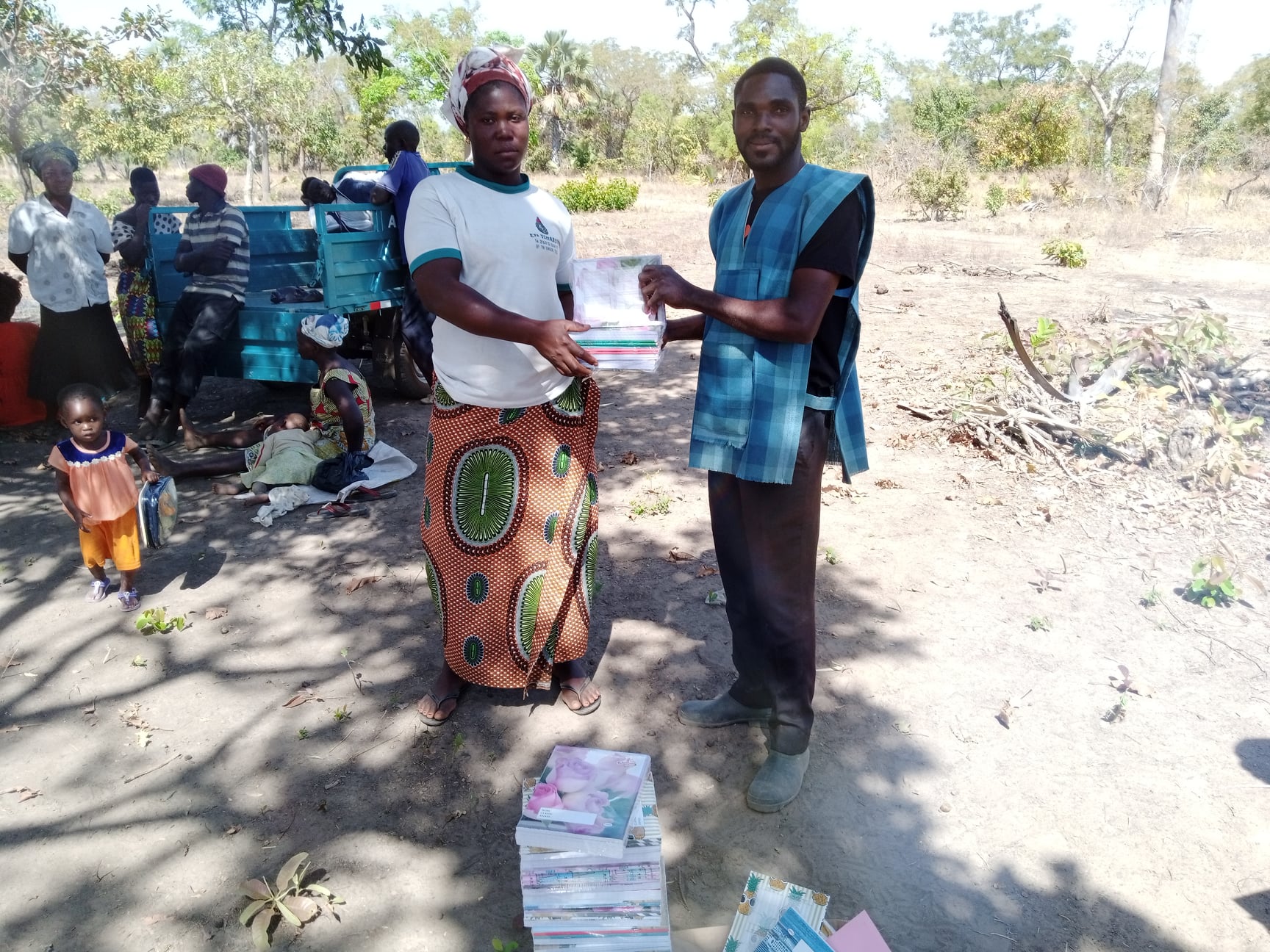 DON DE CAHIERS AUX FEMMES AGRICULTRICES